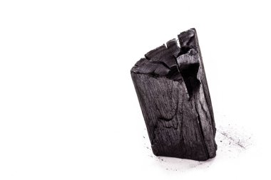 Yakıt olarak kullanılan kömür taşı, geri dönüştürülmüş ahşap, kopyalama alanı ile izole edilmiş.