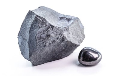 Hematit taşları, cilalanmış taşlar ve kaba taşlar, izole edilmiş beyaz arka planda.