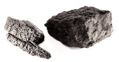 maden kömürü ve kömür bir arada, endüstriyel yakıt, izole beyaz arka plan.