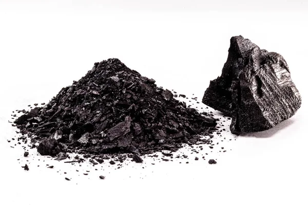 Pila Polvo Carbón Aislado Con Trozo Carbón Sobre Fondo Blanco — Foto de Stock