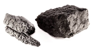 maden kömürü ve kömür bir arada, endüstriyel yakıt, izole beyaz arka plan.