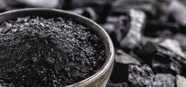 Toz kömür, el yapımı bir klozetin içinde toprak. Güzellik endüstrisinde kullanılan kömürle birlikte.