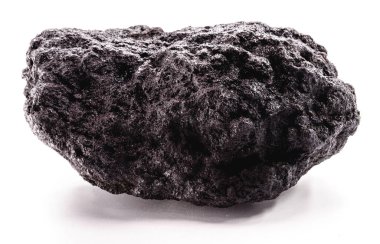 endüstriyel yakıtlarda kullanılan büyük bir maden kömürü parçası, izole edilmiş beyaz arka planda