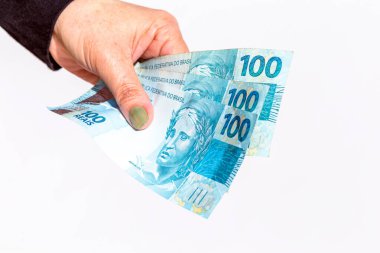 Beyaz arka planda 100 dolarlık banknotlar tutan bir kadın.