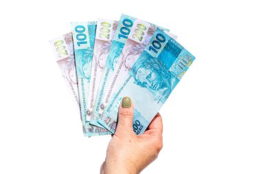 İzole edilmiş beyaz arka plan, ödeme konsepti ya da devlet yardımı üzerine yüz iki yüz reais fatura tutan kadın eli