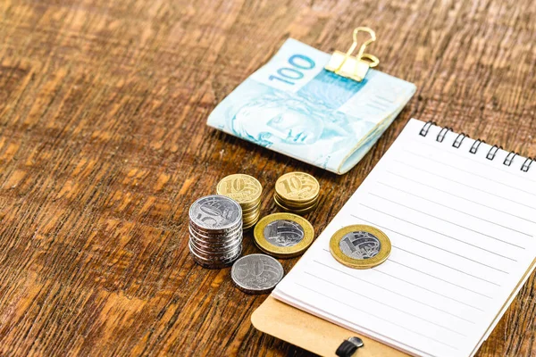 Banknotlar Brezilya Parası Defteri Kalemle Birlikte Masanın Üzerinde — Stok fotoğraf