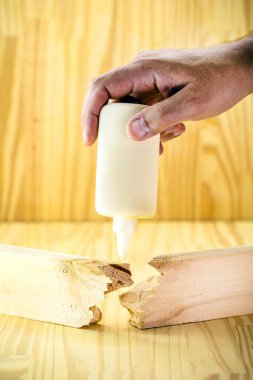 Marangoz el, tahta yapıştırıcıyı tamir ve onarım için ikiye böler.