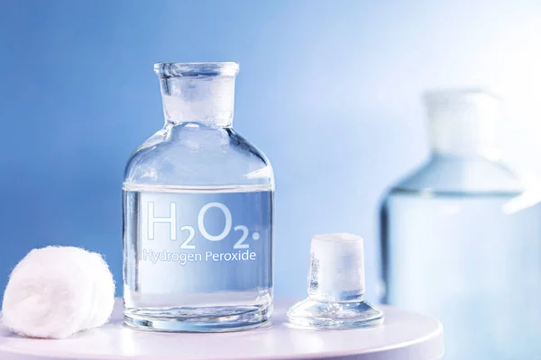 Glas Zuiver Waterstofperoxide H2O2 Met Een Stuk Katoen Zijkant — Stockfoto