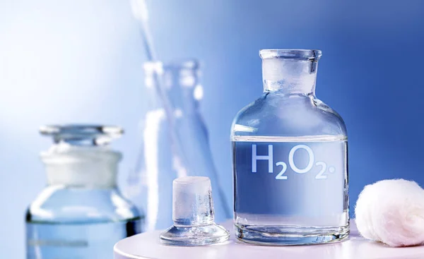 İçinde hidrojen peroksit bulunan cam durduruculu bir reaktif şişe. Laboratuvarda kimyasal element H2 O2