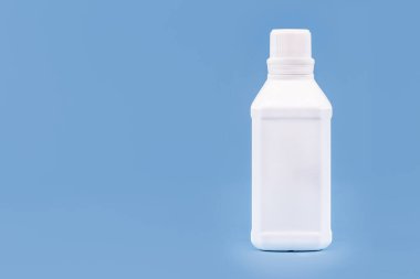 Hidrojen peroksit için plastik şişe, mavi arkaplan, tıp konsepti, kopyalama alanı