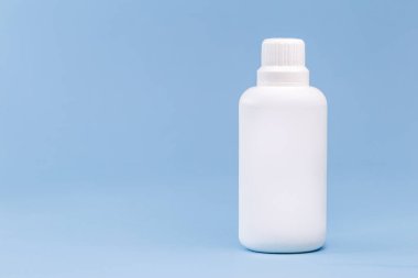 Hidrojen peroksit için plastik şişe, mavi arkaplan, tıp konsepti, kopyalama alanı