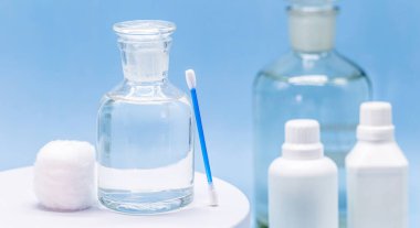 İçinde hidrojen peroksit bulunan cam durduruculu bir reaktif şişe. Laboratuvarda kimyasal element H2 O2