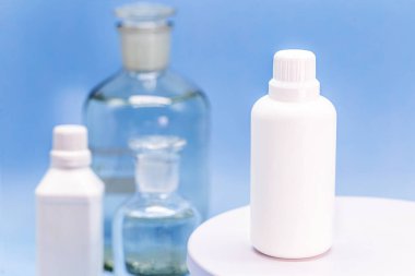 İçinde hidrojen peroksit bulunan cam durduruculu bir reaktif şişe. Laboratuvarda kimyasal element H2 O2