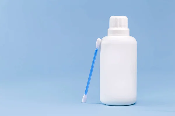 Peróxido Hidrógeno Frasco Plástico Blanco Con Hisopo Algodón Fondo Azul — Foto de Stock