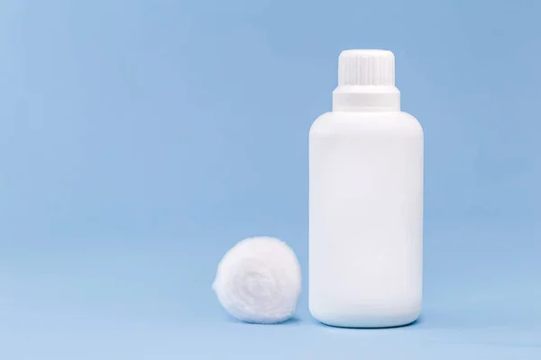 Πλαστικό Δοχείο Μπουκάλι Αντισηπτικό Υπεροξείδιο Του Υδρογόνου Βαμβάκι Φάρμακο Μπλε — Φωτογραφία Αρχείου