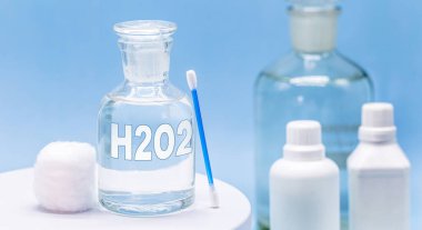 İçinde antiseptik olan cam hastane konteynırı, H2O2 yazılı, birinci bakım konsepti.