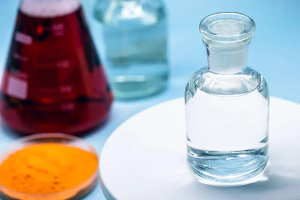Reagensfles Met Glazen Stop Blauwe Achtergrond Apotheek Medicijnconcept Met Kopieerruimte — Stockfoto