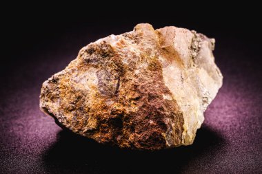 Pyrite (ayrıca demir piriti veya demir piriti olarak da bilinir) bir demir disülfür.,