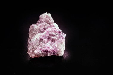 Lepidolit cevheri fillosilikat mineralidir. İkinci bir lityum kaynağı olan mikroplar grubunun bir parçasıdır.