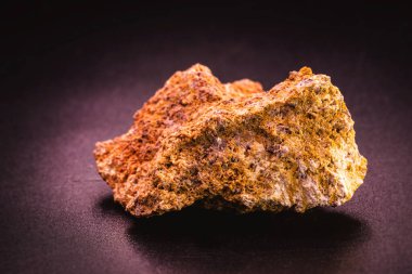 boksit cevheri, metalik alüminyum yapımında kullanılır.