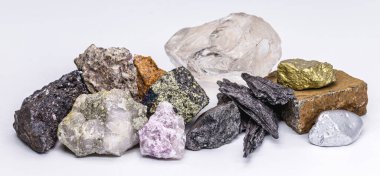 Altın, gümüş, işlenmemiş elmas, boksit, pyrolusite, galena, pyrite, chromite, lepidolit, chalcopyrite. Brezilya 'da çıkarılan taş koleksiyonu, mineraloji, Brezilya mineral zenginliği