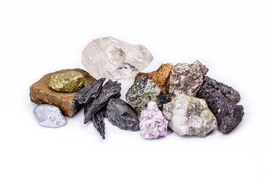 Altın, gümüş, işlenmemiş elmas, boksit, pyrolusite, galena, pyrite, chromite, lepidolit, chalcopyrite. Brezilya 'da çıkarılan taş koleksiyonu, mineraloji, Brezilya mineral zenginliği