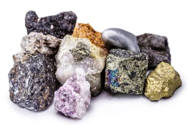 Altın, gümüş, işlenmemiş elmas, boksit, pyrolusite, galena, pyrite, chromite, lepidolit, chalcopyrite. Brezilya 'da çıkarılan taş koleksiyonu, mineraloji, Brezilya mineral zenginliği