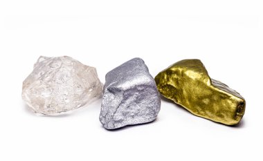 Altın ve gümüş cevheri ve işlenmemiş elmas, beyaz arka planda izole edilmiş, değerli madencilik ve mineral çıkarma kavramı.