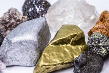 Altın, gümüş, işlenmemiş elmas, boksit, pyrolusite, galena, pyrite, chromite, lepidolit, chalcopyrite. Brezilya 'da çıkarılan taş koleksiyonu, mineraloji, Brezilya mineral zenginliği