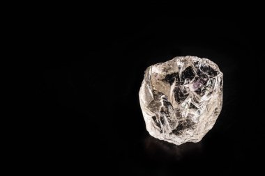 Petalit, silikat grubunun bir mineralidir ve bu maddeden lityum elde edilir..