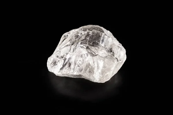Rohdiamant Auf Isoliertem Schwarzem Hintergrund Seltenes Und Kostbares Mineralkonzept — Stockfoto