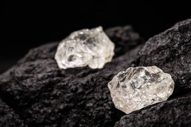 Kömür madenindeki işlenmemiş elmaslar, değerli petdas madencilik konsepti