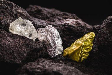 gümüş ve altın külçeleri ve işlenmemiş elmas, madende, değerli taş madenciliği ya da mineral çıkarma konsepti, mineraloji endüstrisi