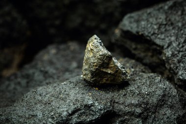 Madenlerdeki boksit cevheri, madencilik konsepti, alüminyum üretimi