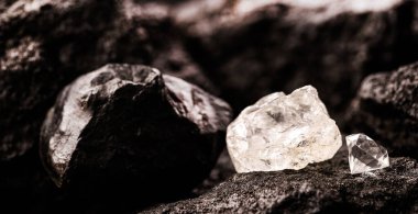 işlenmemiş bir elmas yanında, kömür madeninde, madencilik ve maden çıkarma kavramı.