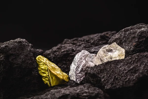 Ψήγμα Αργύρου Και Χρυσού Και Ακατέργαστο Διαμάντι Στο Ορυχείο Έννοια — Φωτογραφία Αρχείου