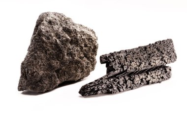 maden kömürü ve kömür bir arada, endüstriyel yakıt, izole beyaz arka plan.