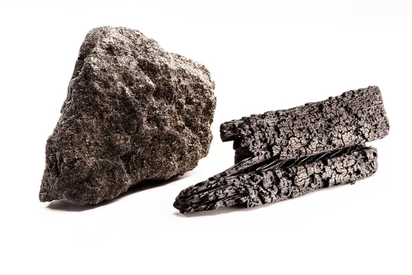 maden kömürü ve kömür bir arada, endüstriyel yakıt, izole beyaz arka plan.