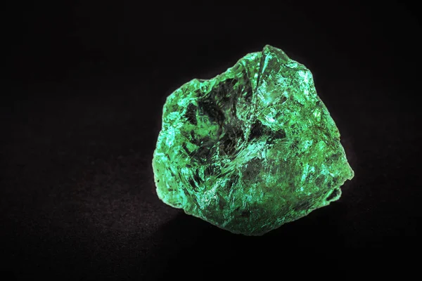 Raw Emerald Isolated Black Background Green Gem Shiny Precious — Stock Photo, Image