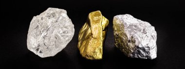 Saf altın ve gümüş külçelerle izole edilmiş siyah arka planda pürüzsüz elmas taşı..