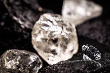 Kaba ve kesilmiş taşlı elmas madeni, elmas madenciliği konsepti