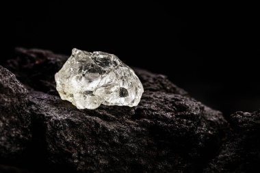 Kimberlite cevheri üzerinde işlenmemiş taşlar olan elmas madeni, elmas madenciliği konsepti