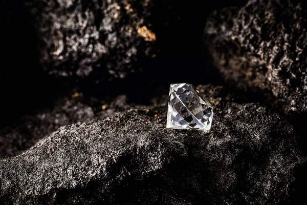 Diamante Corte Rocha Kimberlite Fundo Isolado Conceito Jóias Raras — Fotografia de Stock