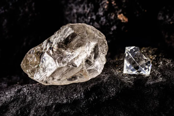 Diamante Cortado Com Jóia Diamante Bruto Rocha Kimberlite Fundo Isolado — Fotografia de Stock