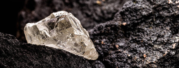 Кварцевый драгоценный камень, полудрагоценный камень в шахте, украшения избежать концепции