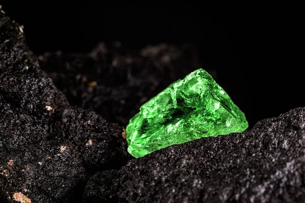 Gema Esmeralda Cruda Mina Piedra Rara Piedra Verde Brillante — Foto de Stock