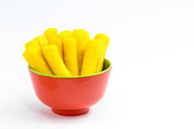 Mısır ve Brezilya mısır unundan yapılmış, izole edilmiş beyaz arka planda Polenta adı verilen Brezilya atıştırmalığı..