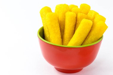Mısır ve Brezilya mısır unundan yapılmış, izole edilmiş beyaz arka planda Polenta adı verilen Brezilya atıştırmalığı..