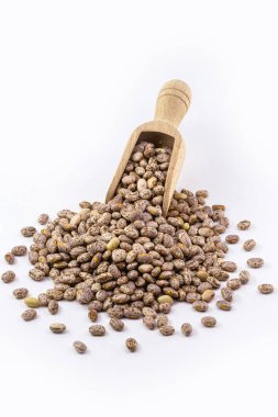 Rajado fasulyesi yığını, Brezilya fasulyesi, tahtadan bir kaşık, izole beyaz arka plan.