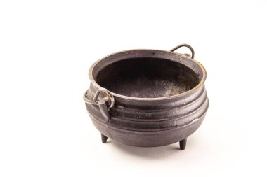 Çelik cadı kazanı, Cadılar Bayramı dekoratif nesnesi izole beyaz arka planda.